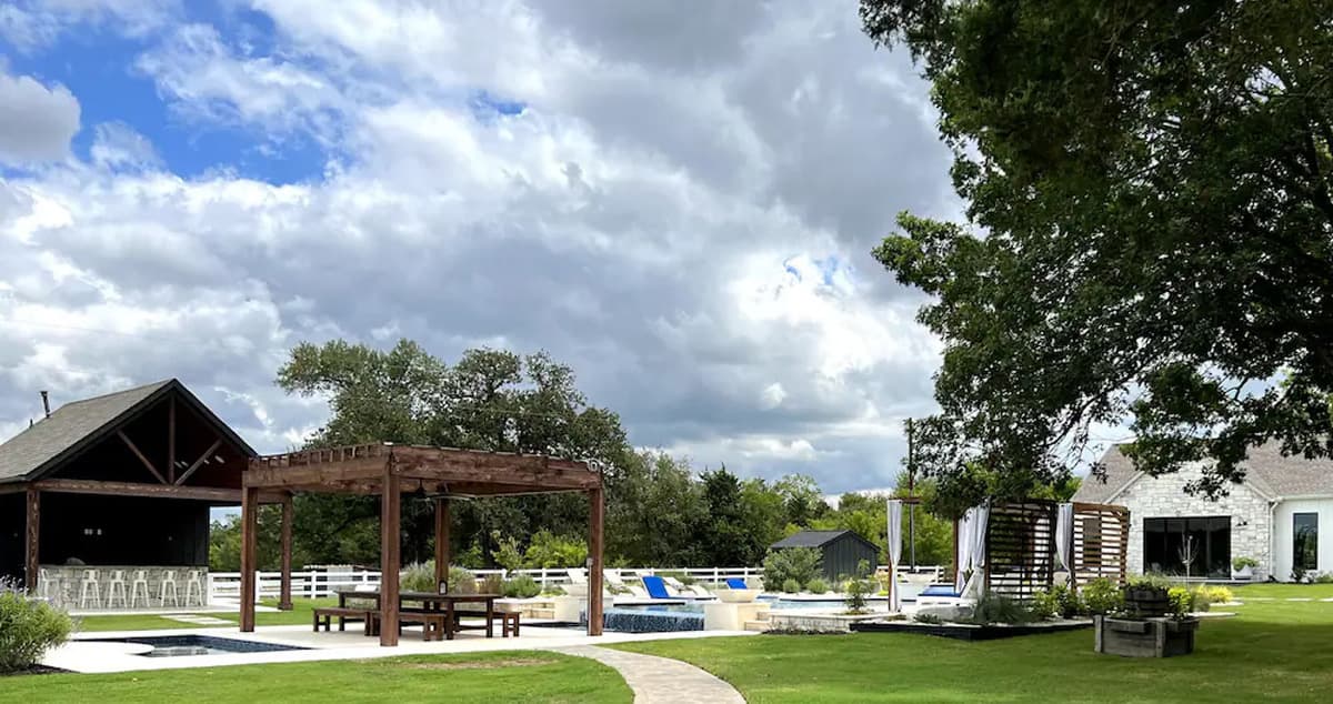 Large gathering at Milk & Honey Ranch in Burton, TX — photo 6